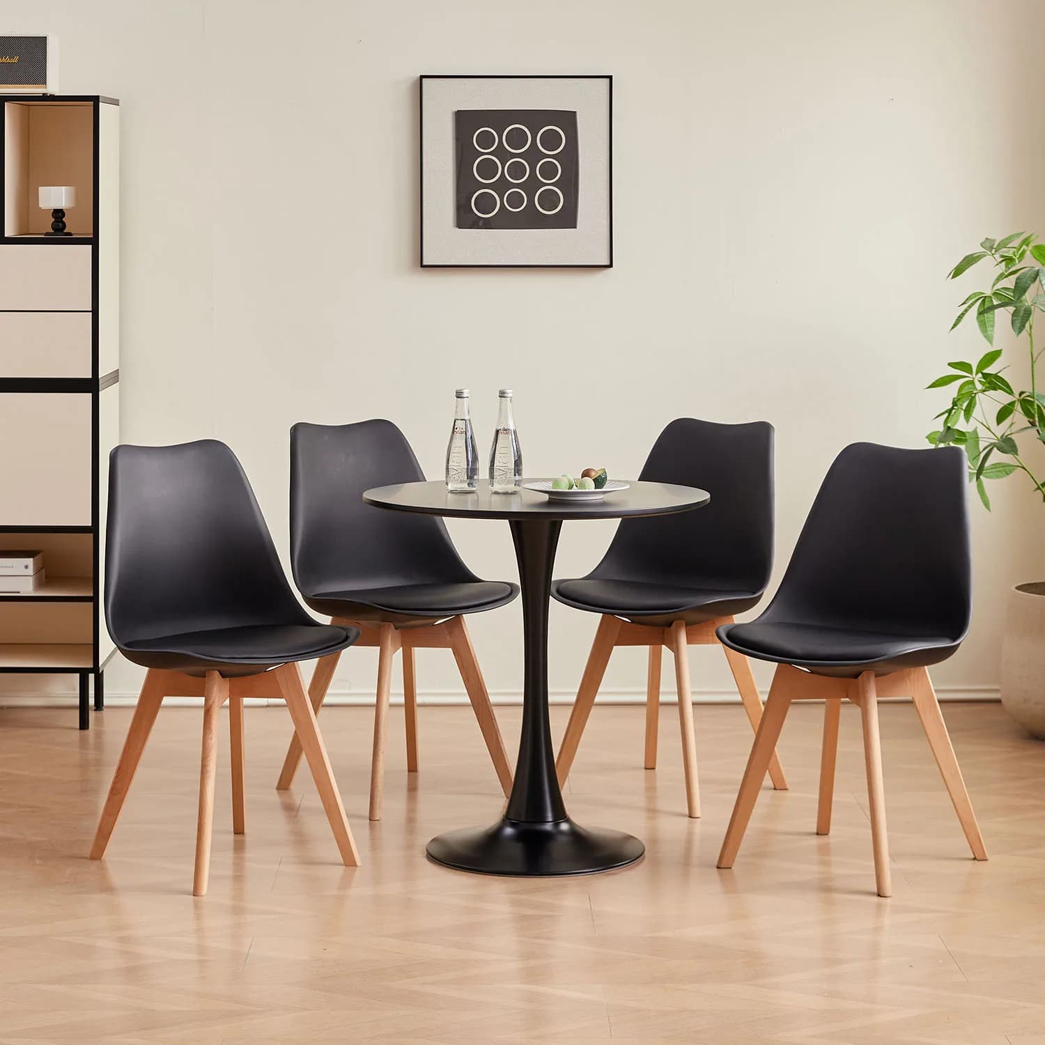 Un ensemble de 2/4/6 chaises de salle à manger du milieu du siècle, chaise longue en plastique de St
