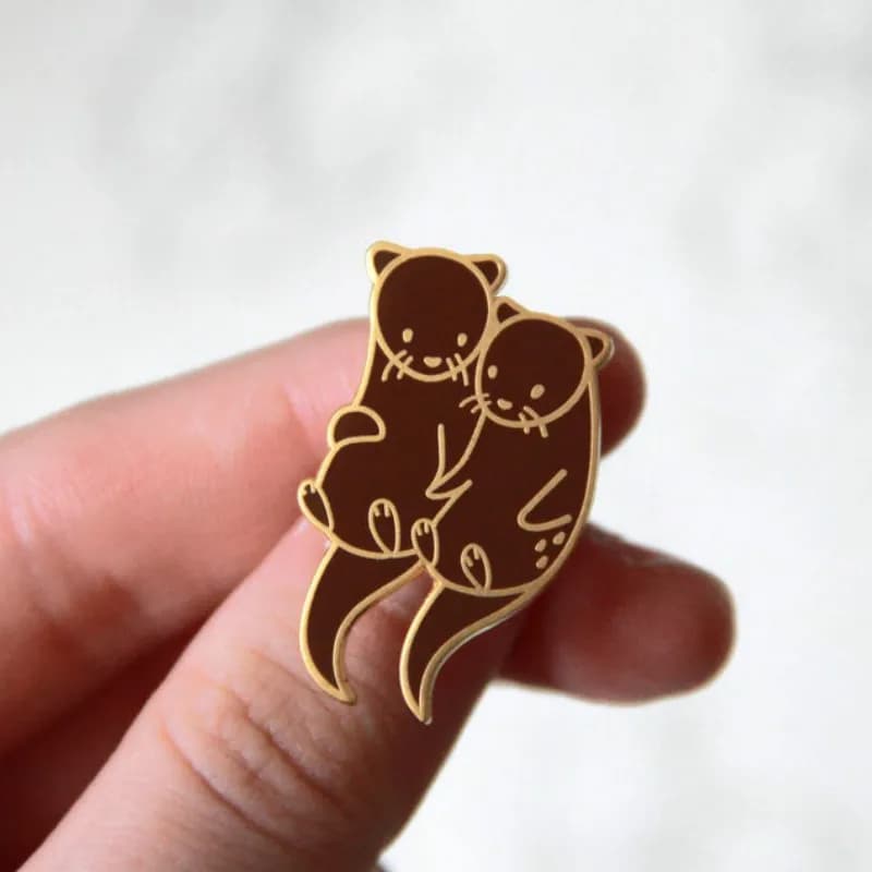 Broches en émail pour loutres mignonnes tenant la main, broche animale de dessin animé à la mode, ép