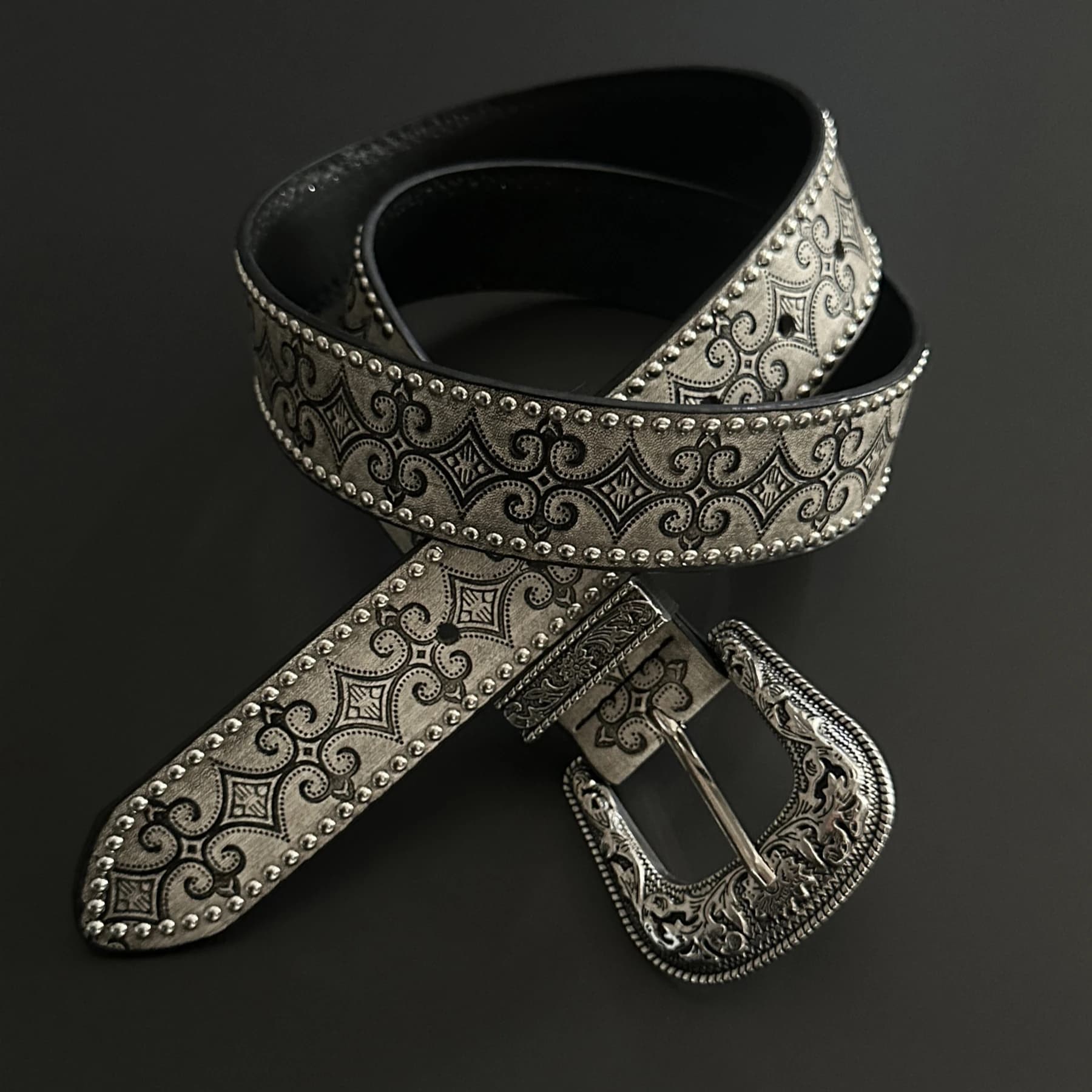 Ceinture en cuir cloutée à motifs vintage avec motifs floraux gris, texture haut de gamme, style hip