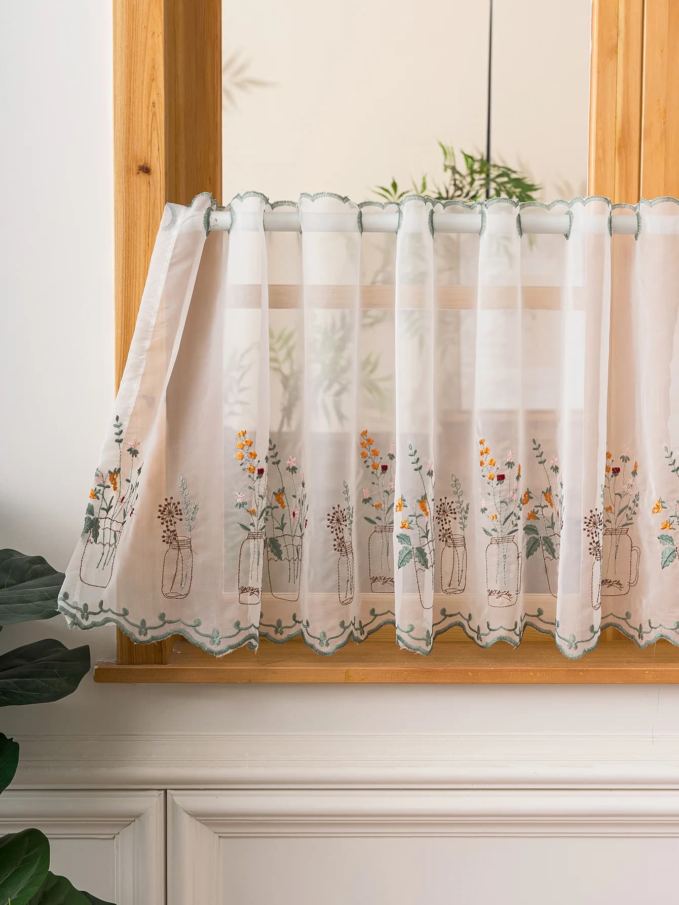 Voilage rustique floral style ferme, rideau court de cuisine brodé de fleurs en vase, avec passe-tri