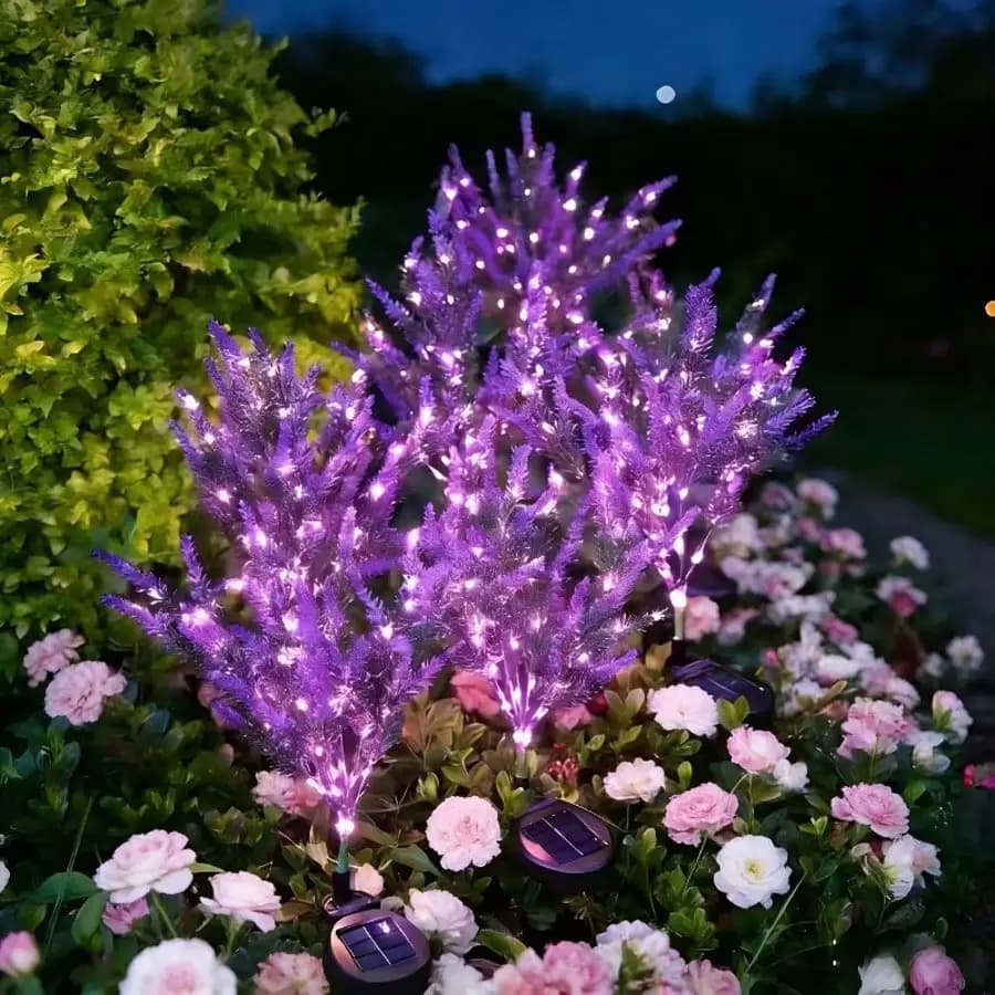 Lampe à la lavande à énergie solaire. Éclairage décoratif de jardin extérieur.