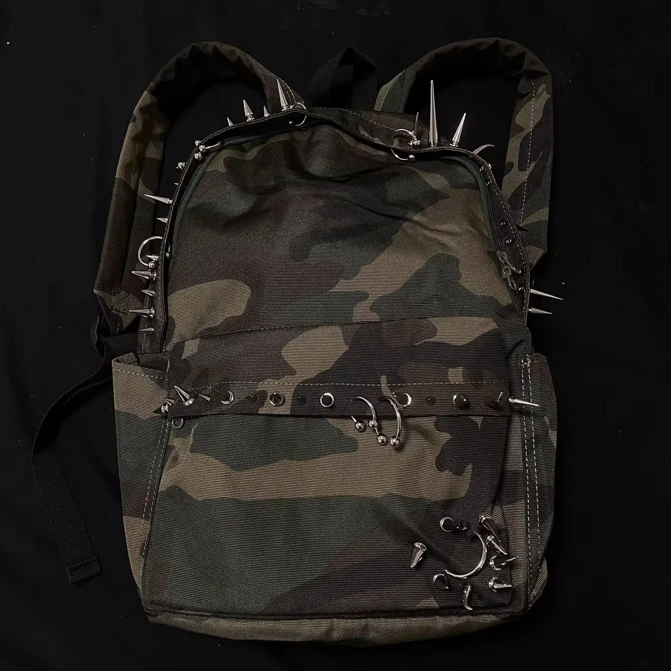 Sac à dos imprimé camouflage à rivets punk pour hommes et femmes, sac à dos conçu à la mode