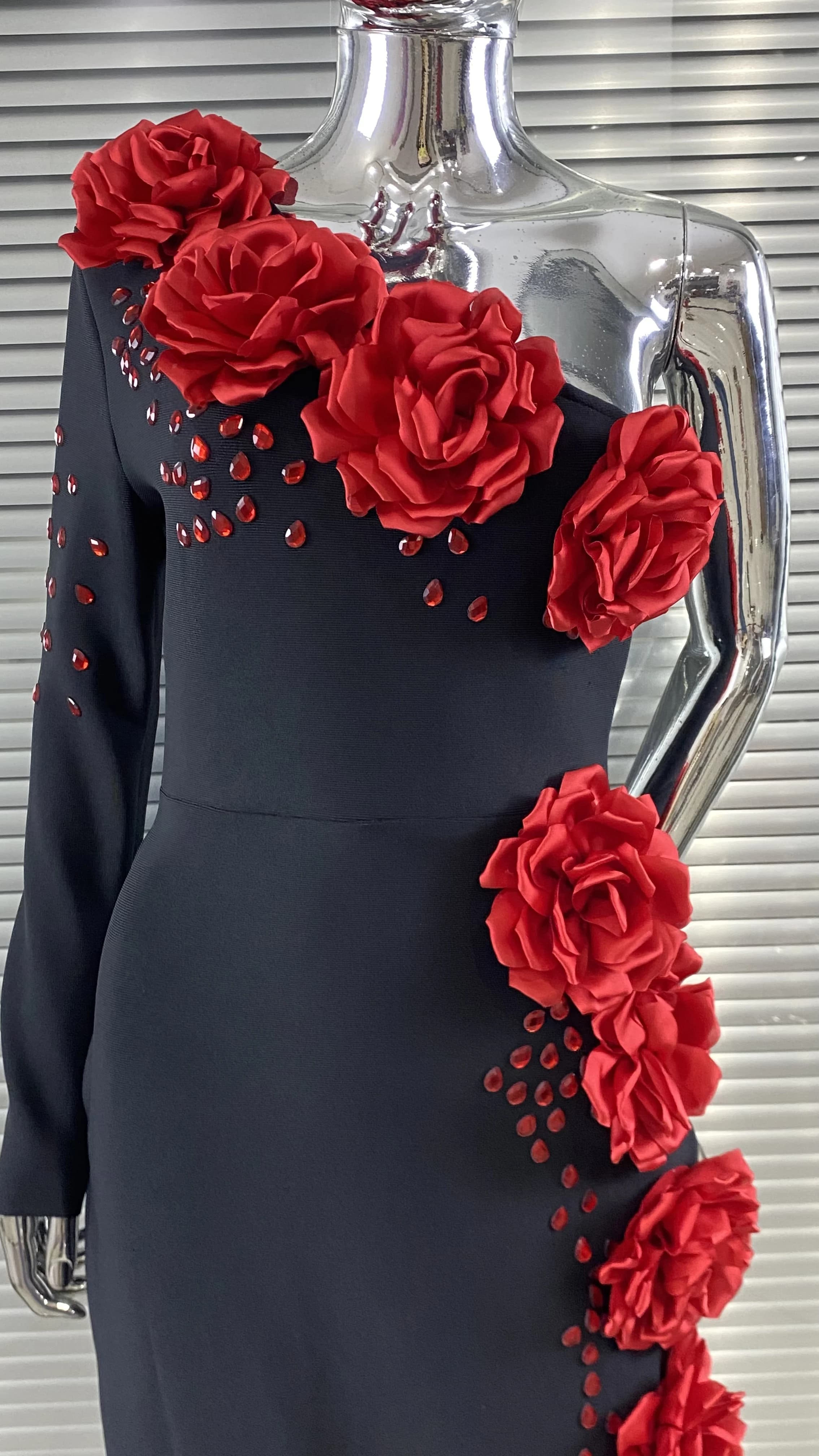 2025 nouvelles fleurs rouges brillant diamants Sexy épaule Oblique noir robe de pansement femme robe