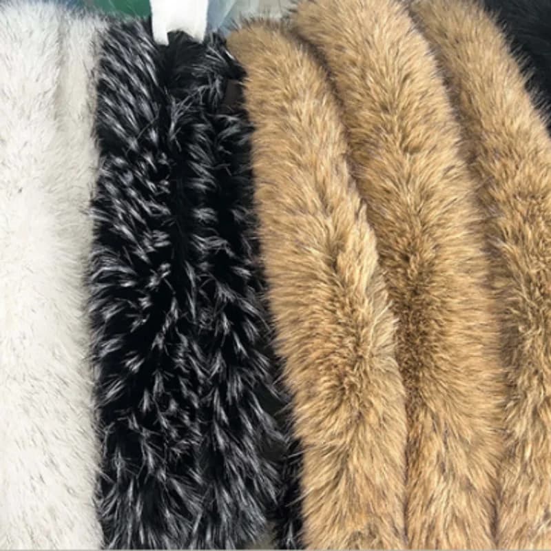 Manteau d'hiver à capuche avec bordure en fausse fourrure, col en fourrure pelucheuse, col en fourru