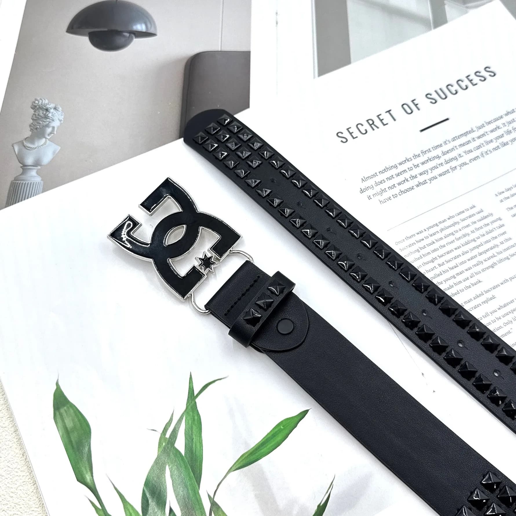Ceinture de luxe style Y2K 2026 pour femmes et hommes – Design clouté, boucle métallique de haute qu