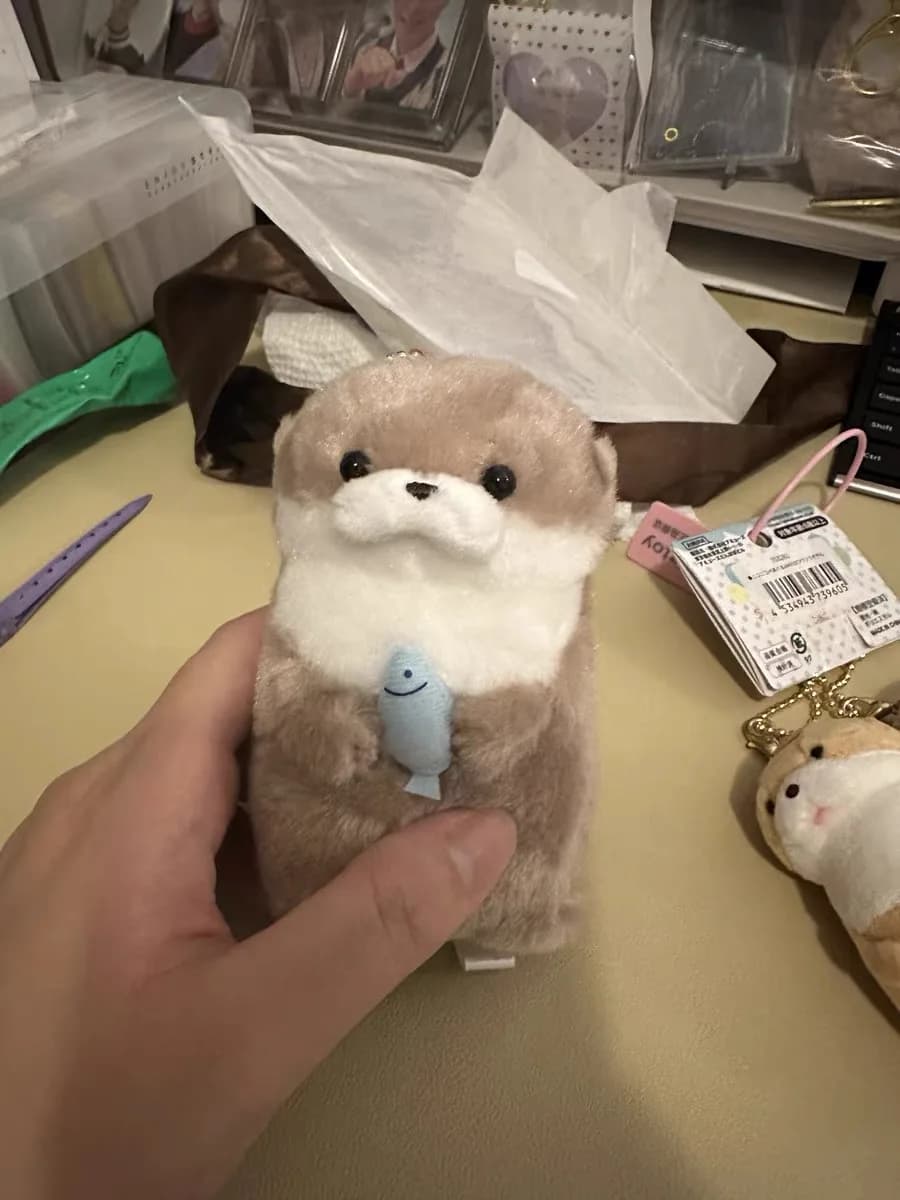 Mignon petite loutre câlin poisson en peluche poupée pendentif poupée cadeau mignon fille coeur port