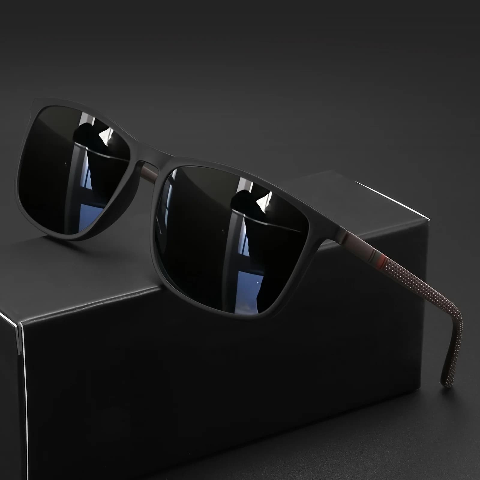 Lunettes de soleil carrées classiques à la mode – Monture légère avec branches à rayures rouges/vert