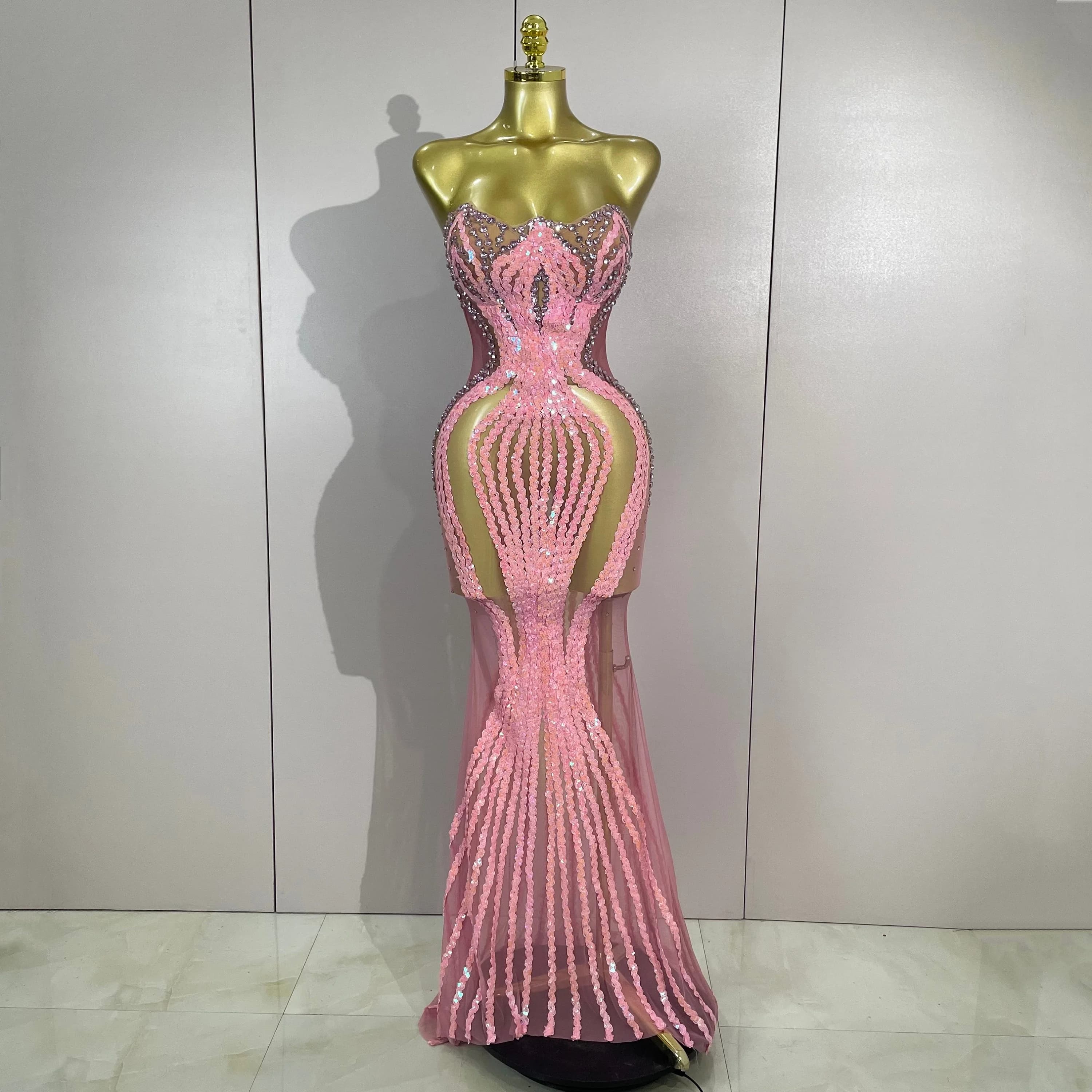 Robe longue sexy scintillante rose avec strass et paillettes, sans bretelles, en maille transparente