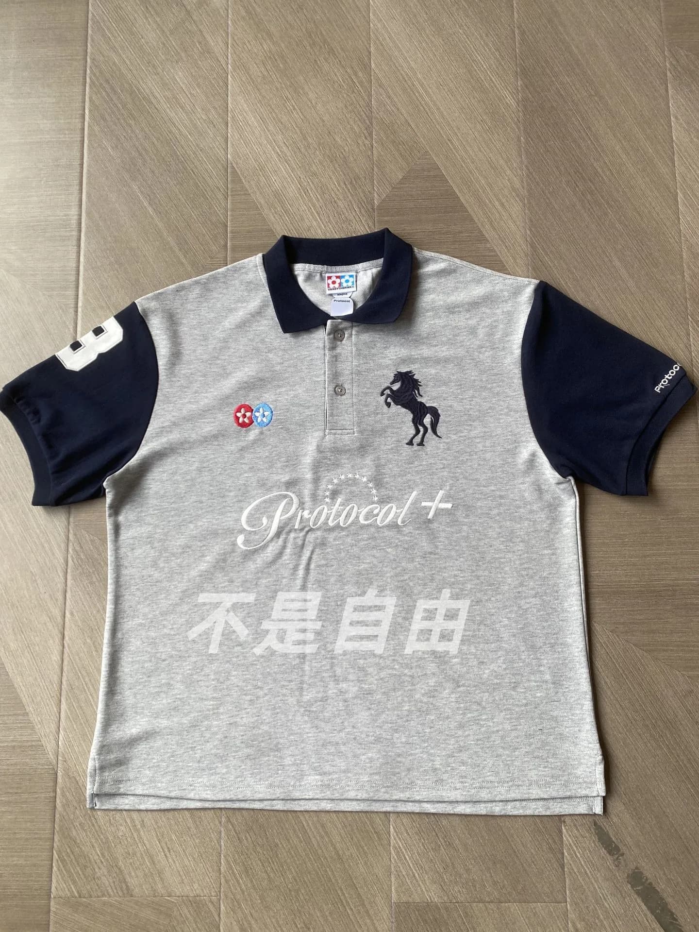 Polo à motif tête de cheval imprimé, avec broderie et emblème, conception conjointe Protocole G/R