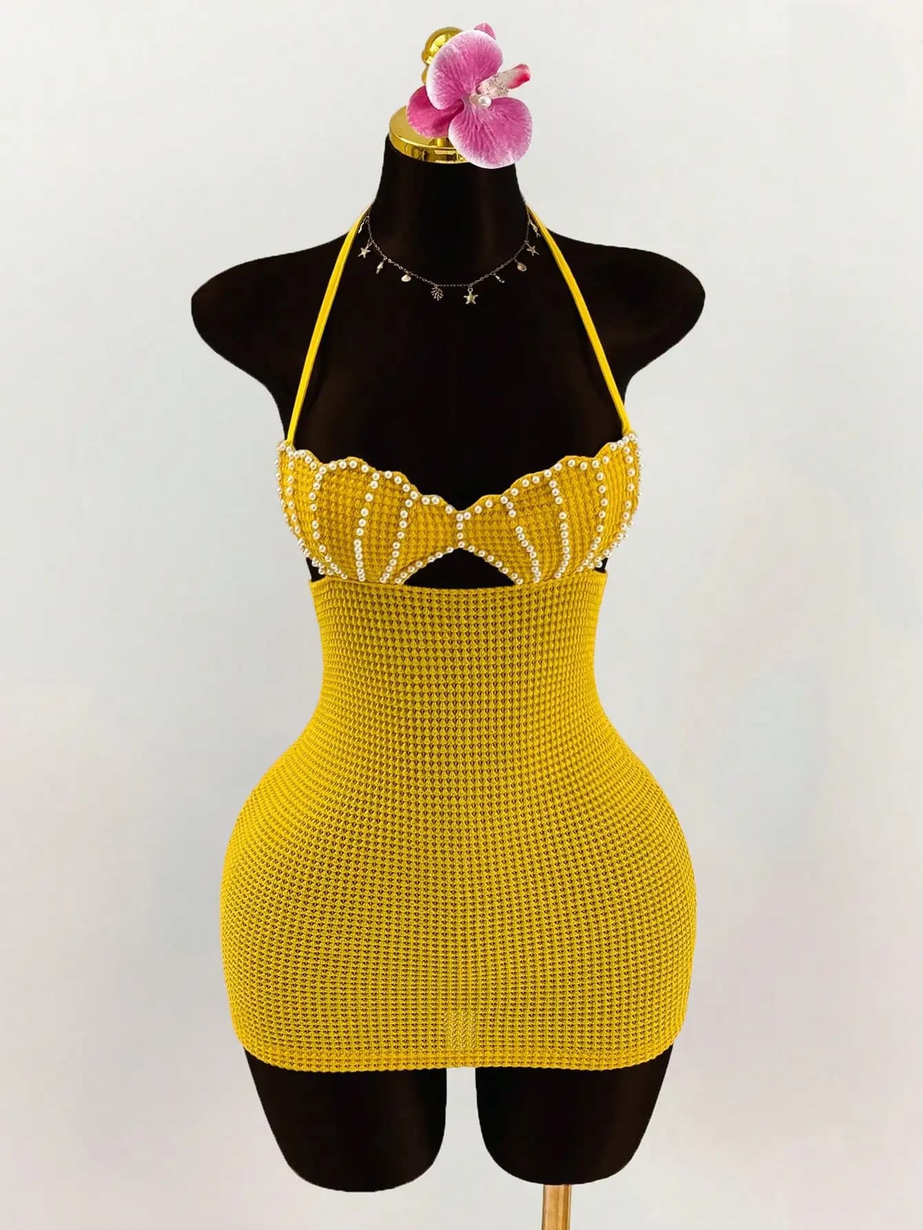 Robe mini moulante dos nu en crochet style bikini, ornée de perles et de coquillages