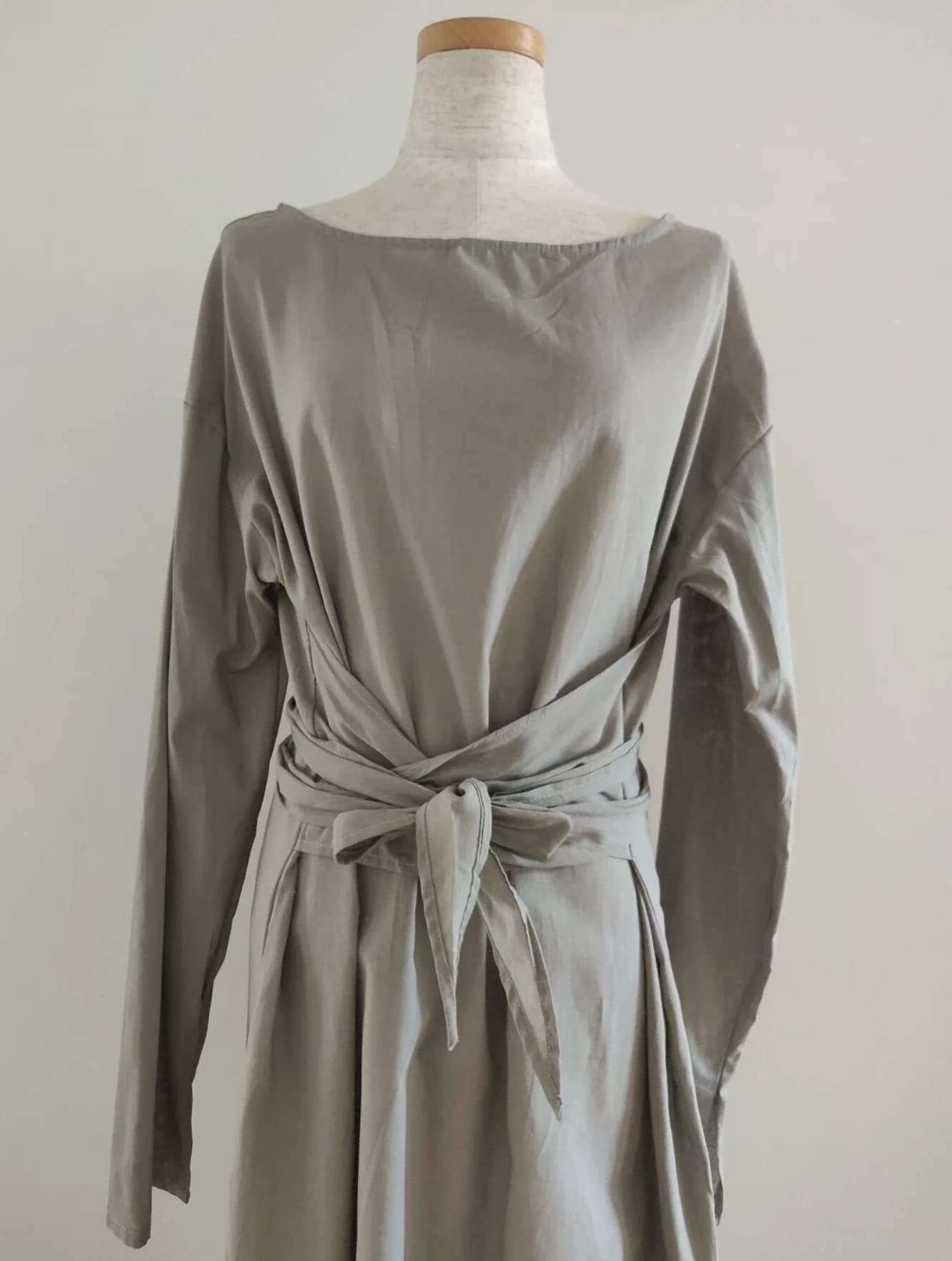 Robe longue décontractée en coton pour femmes, col rond, manches longues, gris uni, plis de document