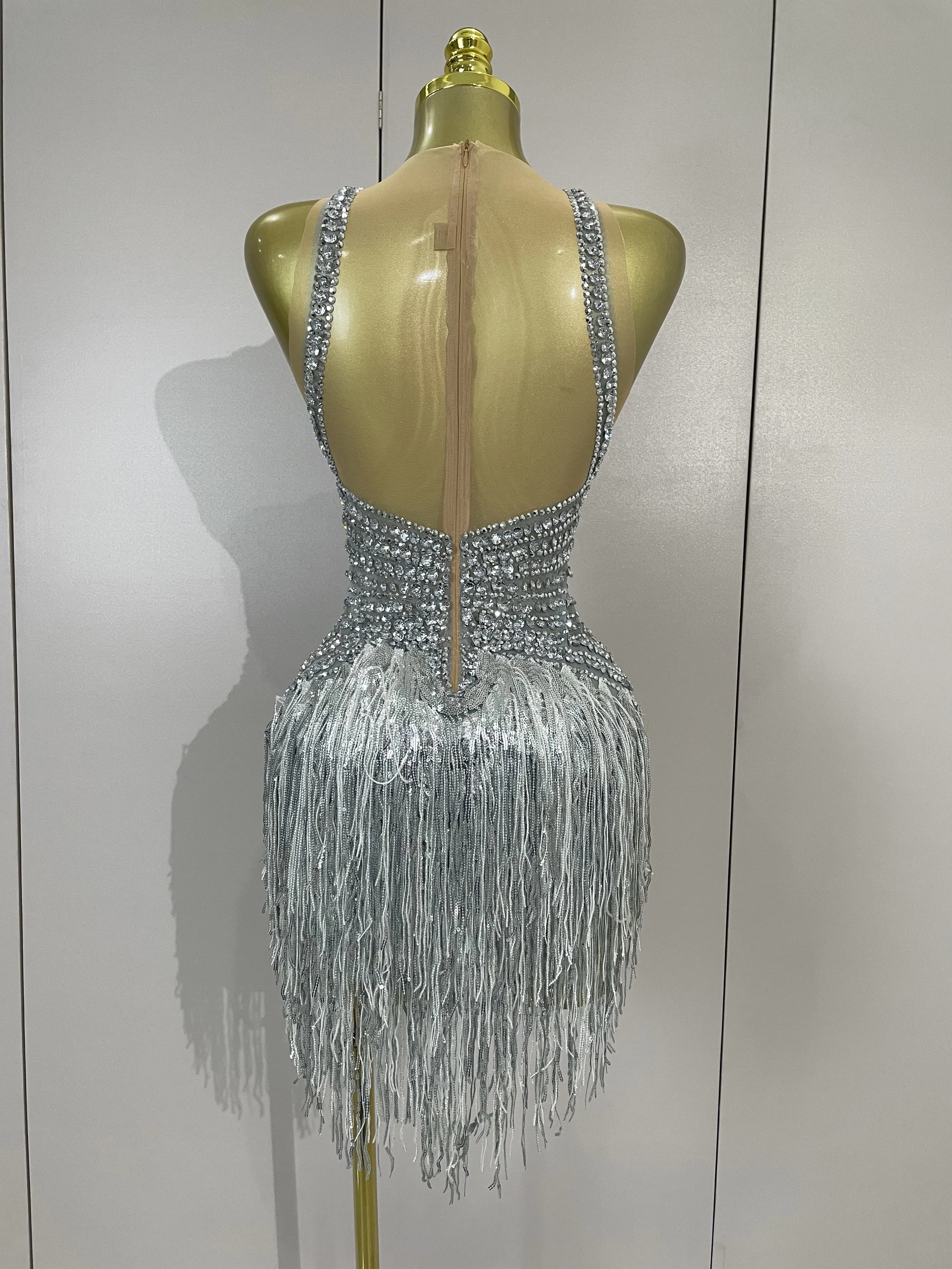 Body en résille transparente de luxe, orné de paillettes argentées et de diamants, avec franges, pou