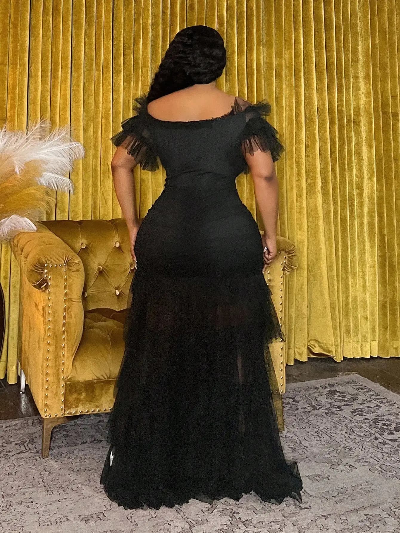Robe maxi noire transparente à épaules dénudées et froncée, avec jupe en tulle à volants, pour les f