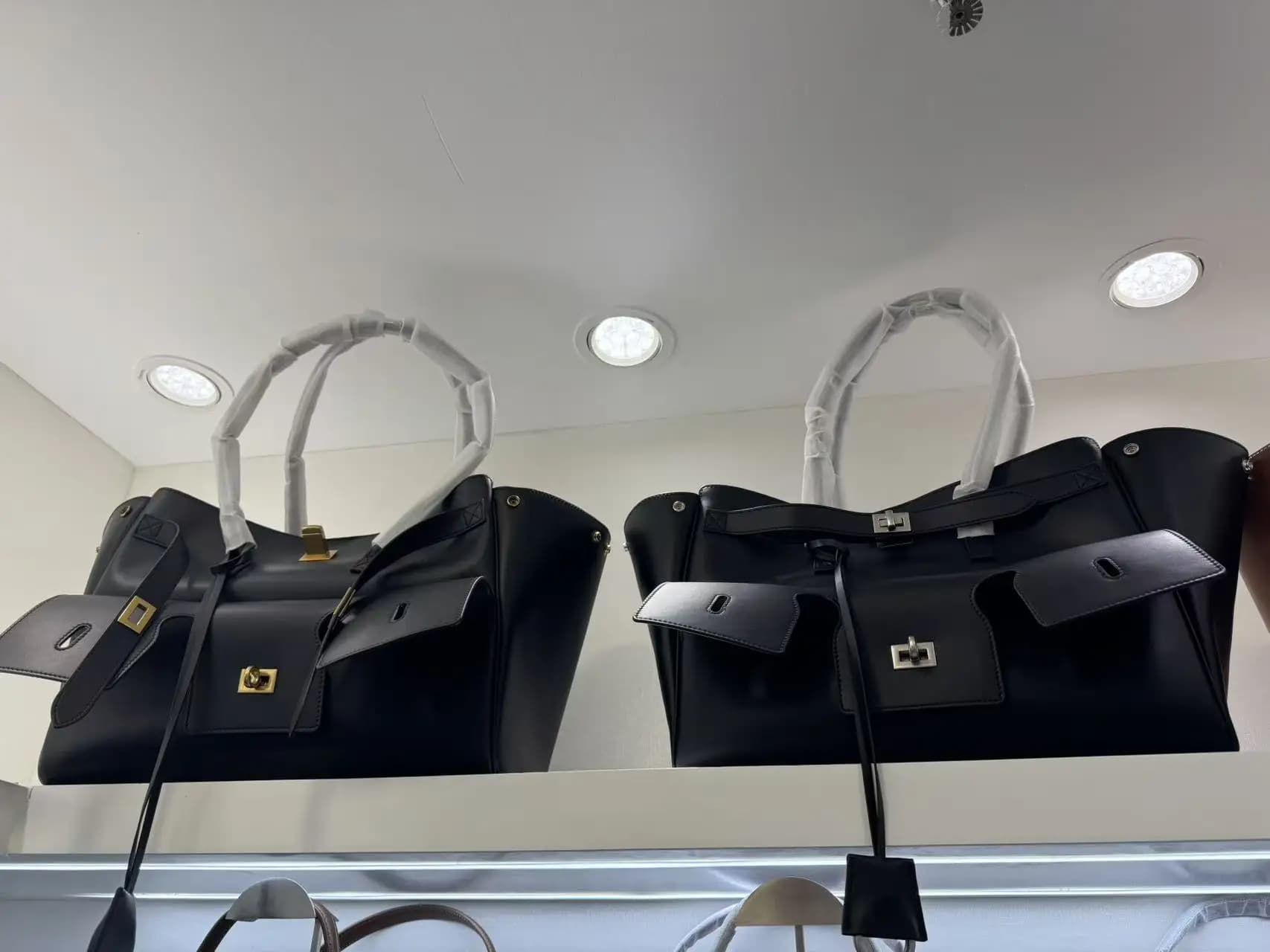 Sac à bandoulière de luxe grande capacité en cuir noir de haute qualité avec fermoir argenté/doré, s