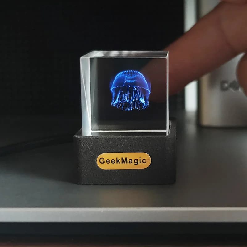GeekMagic GIFTV – décoration de bureau holographique en cristal, Station météo intelligente, horloge