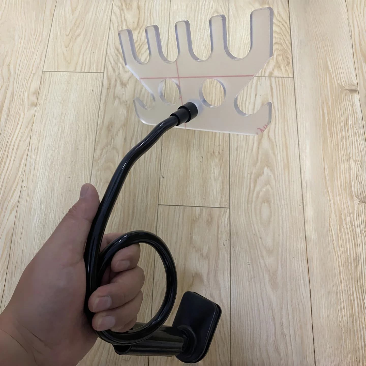 Support universel pour tube de circuit respiratoire de machine d'anesthésie