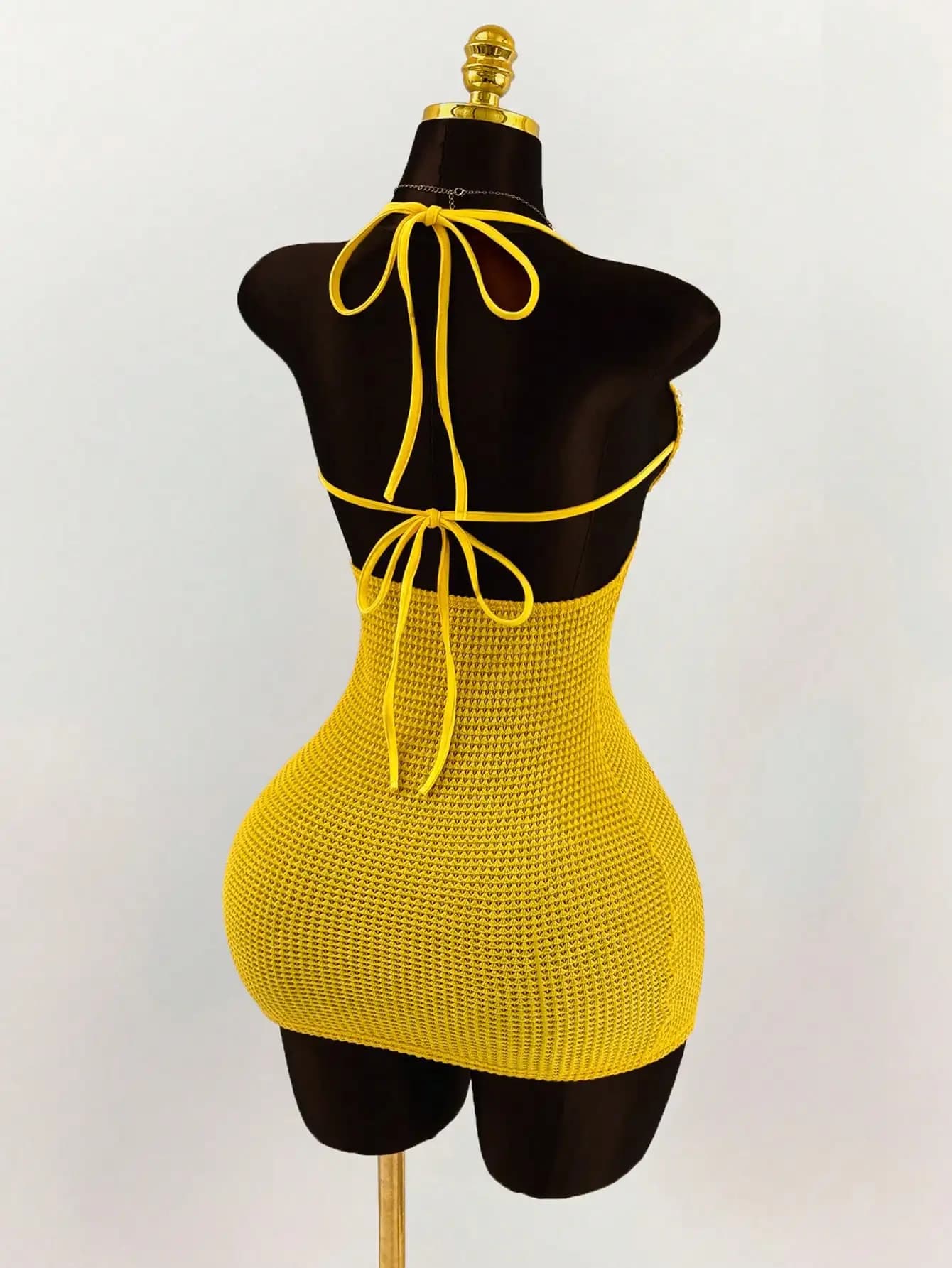 Robe mini moulante dos nu en crochet style bikini, ornée de perles et de coquillages