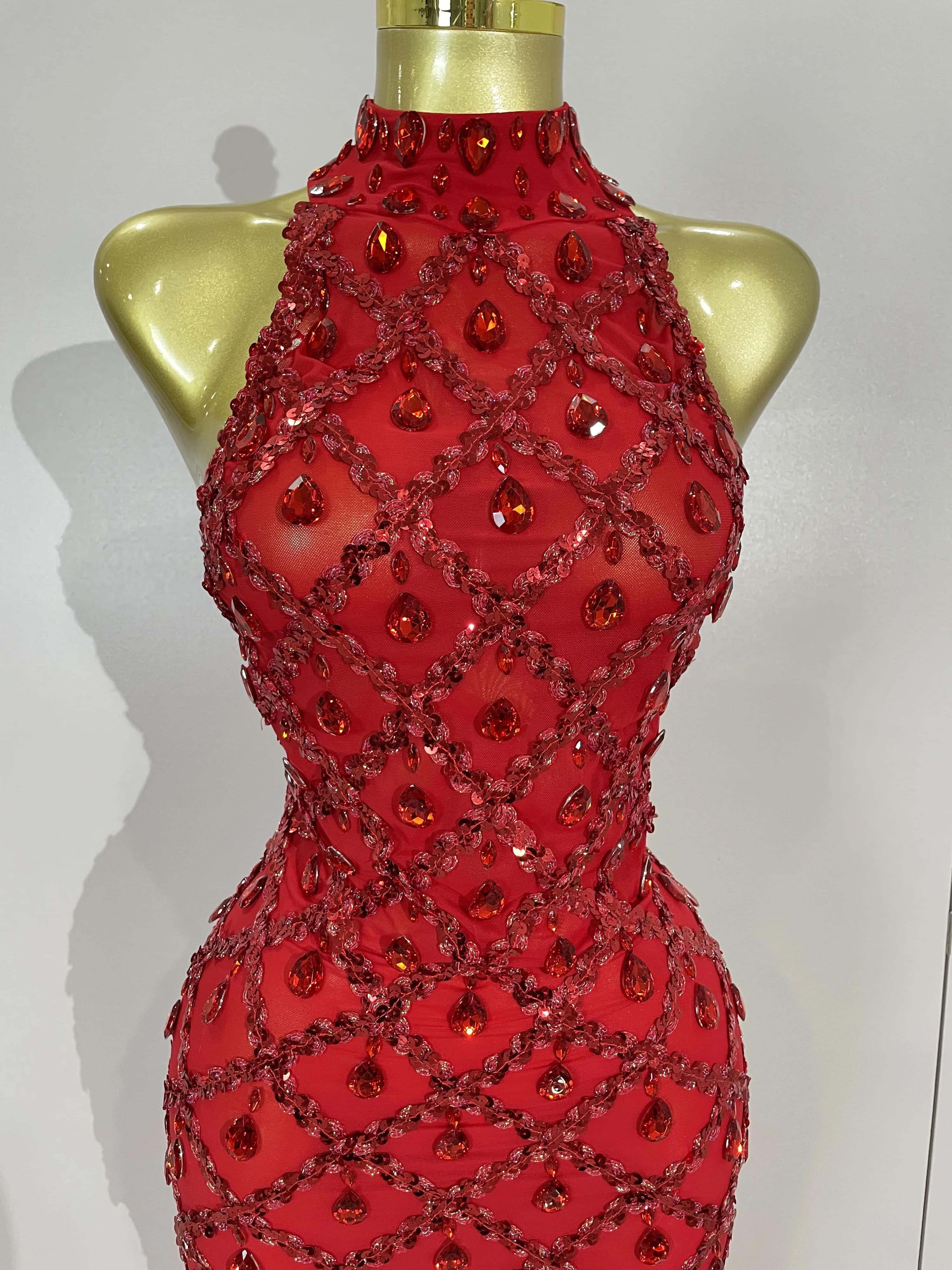 Luxe brillant rouge strass plume Sexy maille voir à travers longue robe femmes anniversaire soirée d