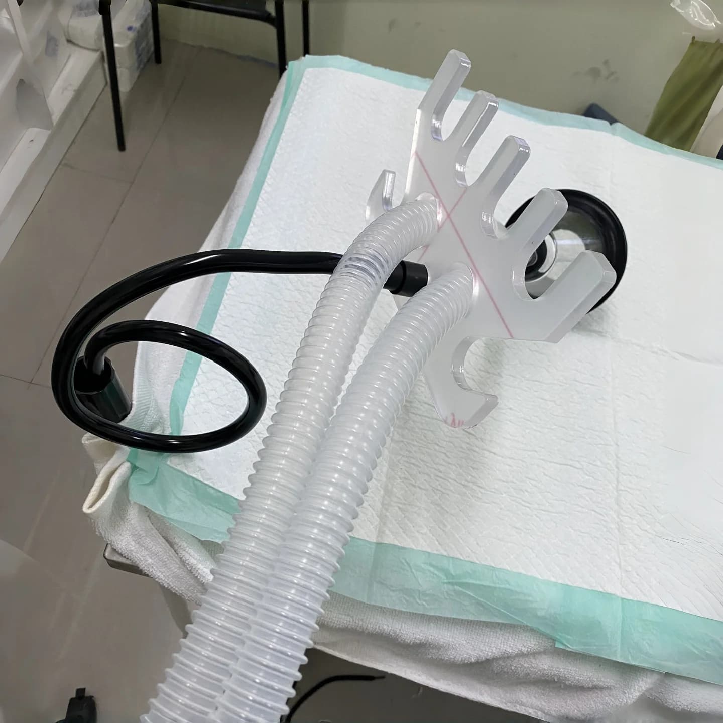 Support universel pour tube de circuit respiratoire de machine d'anesthésie