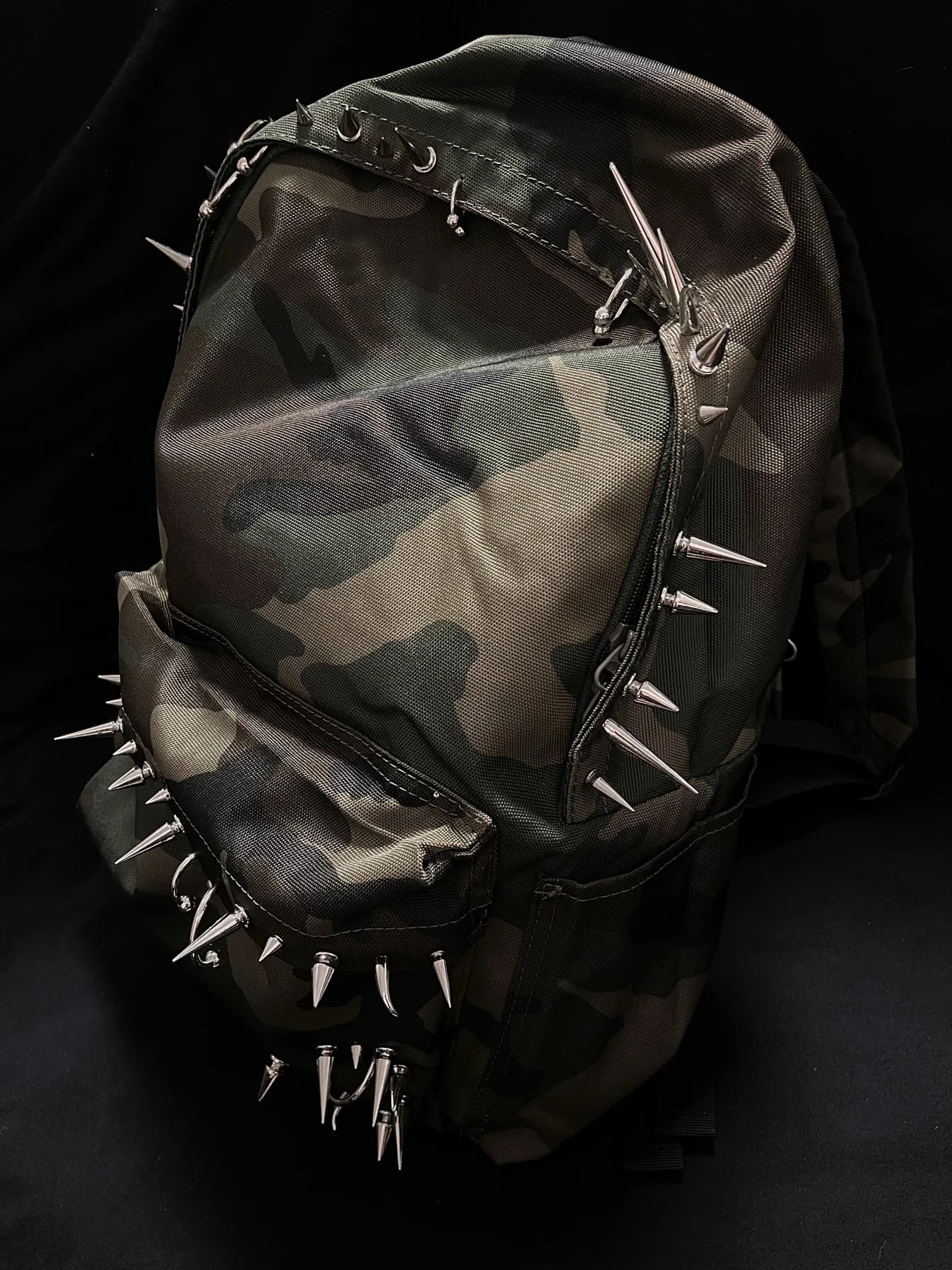 Sac à dos imprimé camouflage à rivets punk pour hommes et femmes, sac à dos conçu à la mode