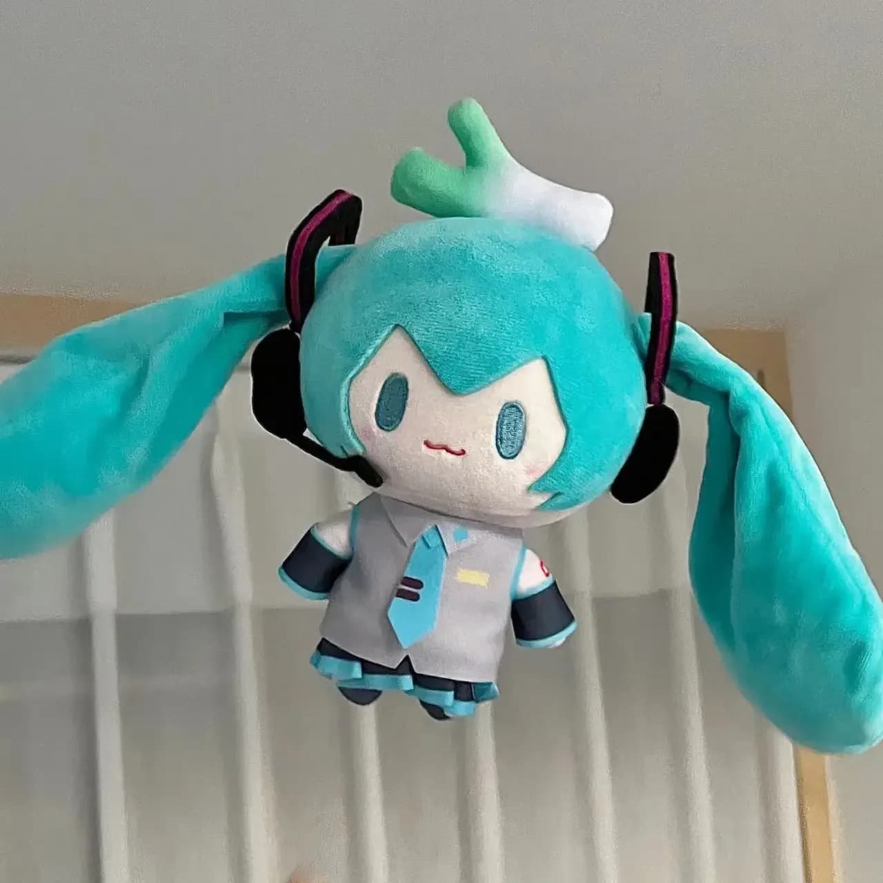 Hatsune Miku Fufu poupée en peluche présente des cadeaux d'anniversaire autour de la poupée mignonne