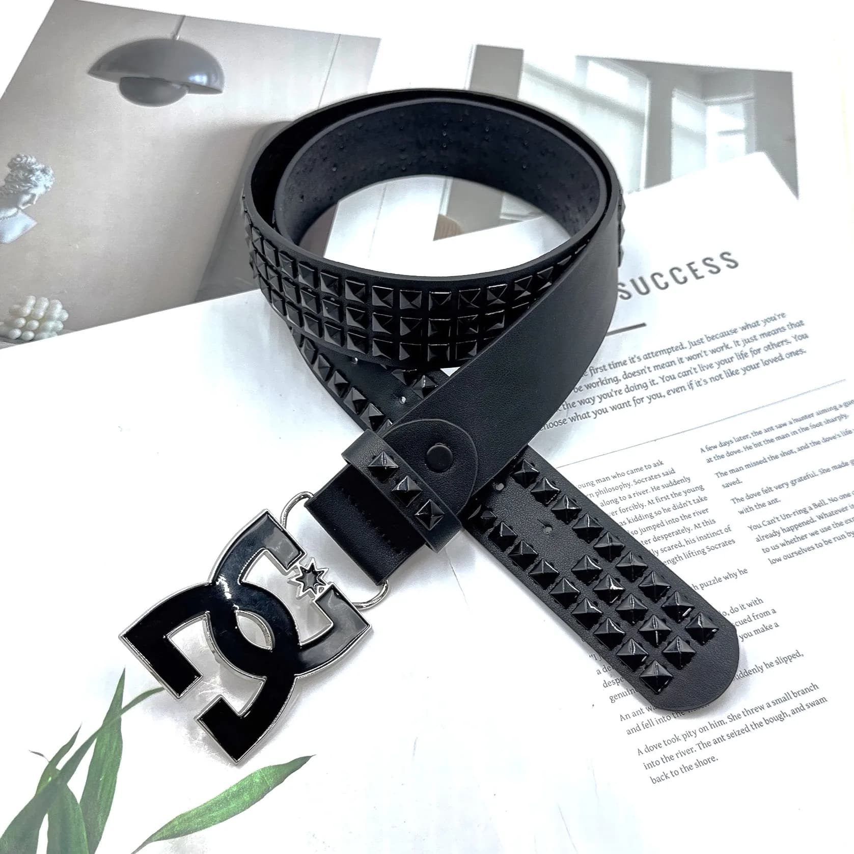 Ceinture de luxe style Y2K 2026 pour femmes et hommes – Design clouté, boucle métallique de haute qu