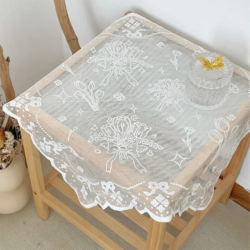 Une nappe en dentelle brodée antique - Nappe carrée en polyester avec processus de coupe de fleur él