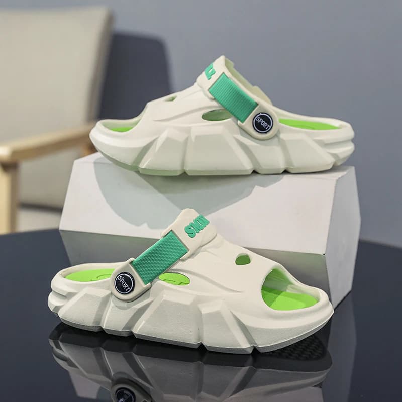 Une paire de chaussons d'été à bout ouvert pour enfants, chaussures de plage douces, confortables et