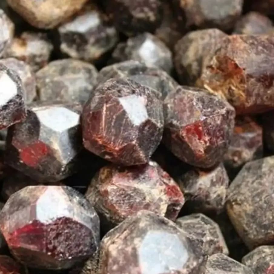 Cristal de grenat rouge naturel pierre brute pierre précieuse originale minérale pierres brutes spéc