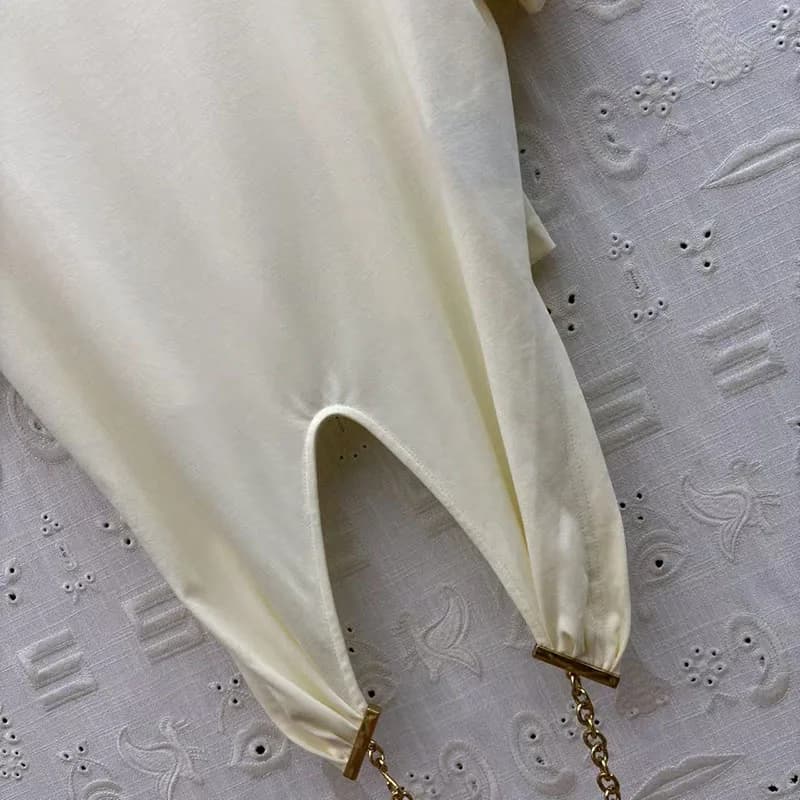 T-shirt asymétrique à col rond et manches courtes pour femme, orné de chaînes, décontracté et de hau