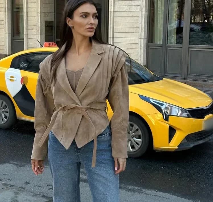 Nouvelle Veste Femme Automne 2026 Chaudes à Col Revers, Ourlet Irrégulier, Ceinture, Boutons et Plis