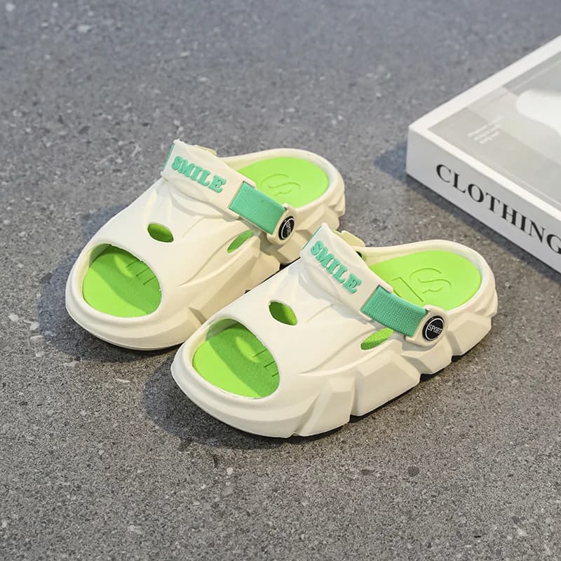 Une paire de chaussons d'été à bout ouvert pour enfants, chaussures de plage douces, confortables et