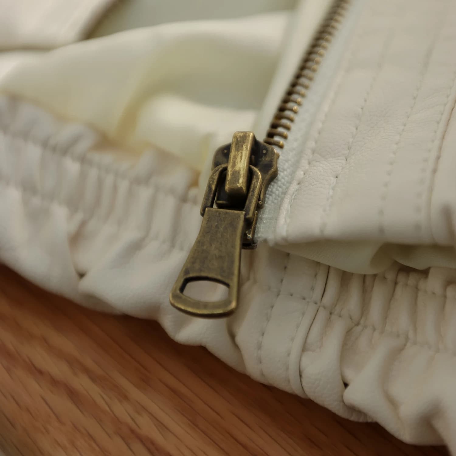 Blouson bomber en cuir PU pour femme — Veste zippée à col en V en similicuir avec ourlet élastique