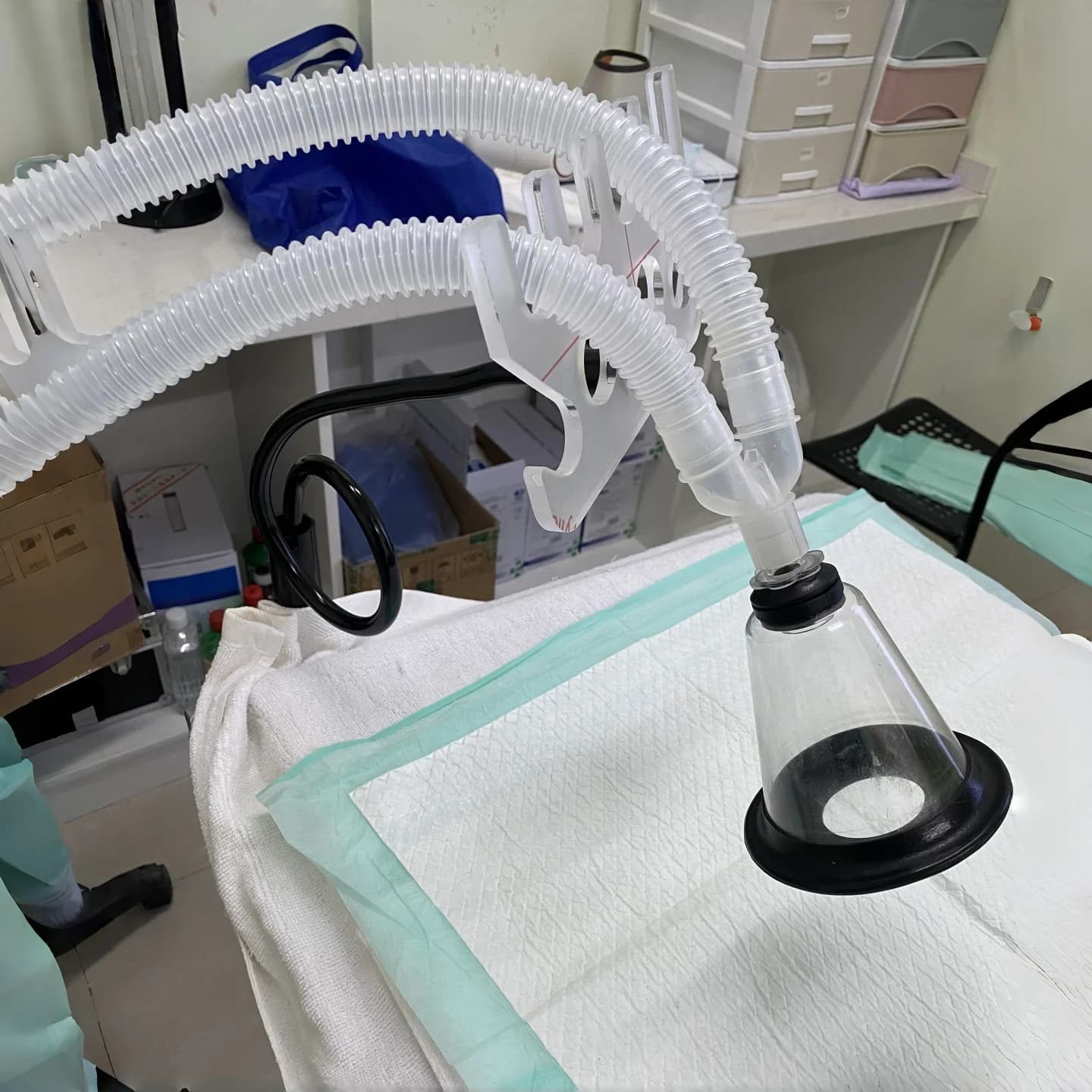 Support universel pour tube de circuit respiratoire de machine d'anesthésie