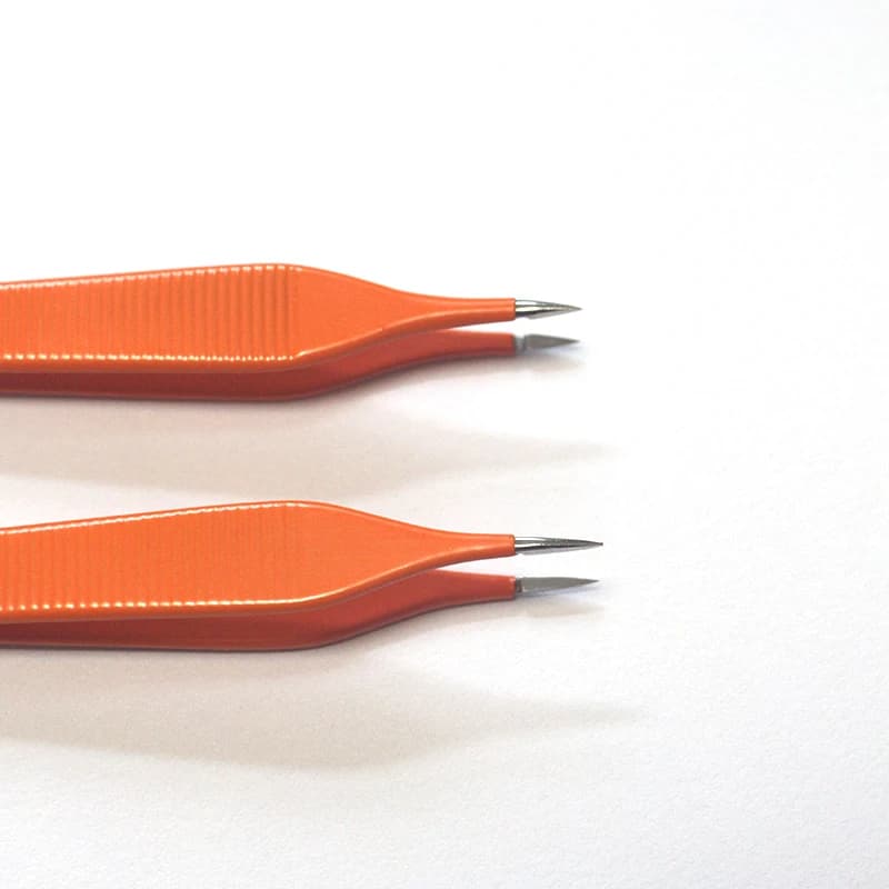 Un nouveau type de forceps de précision pour la chirurgie plastique avec électrocoagulation bipolair