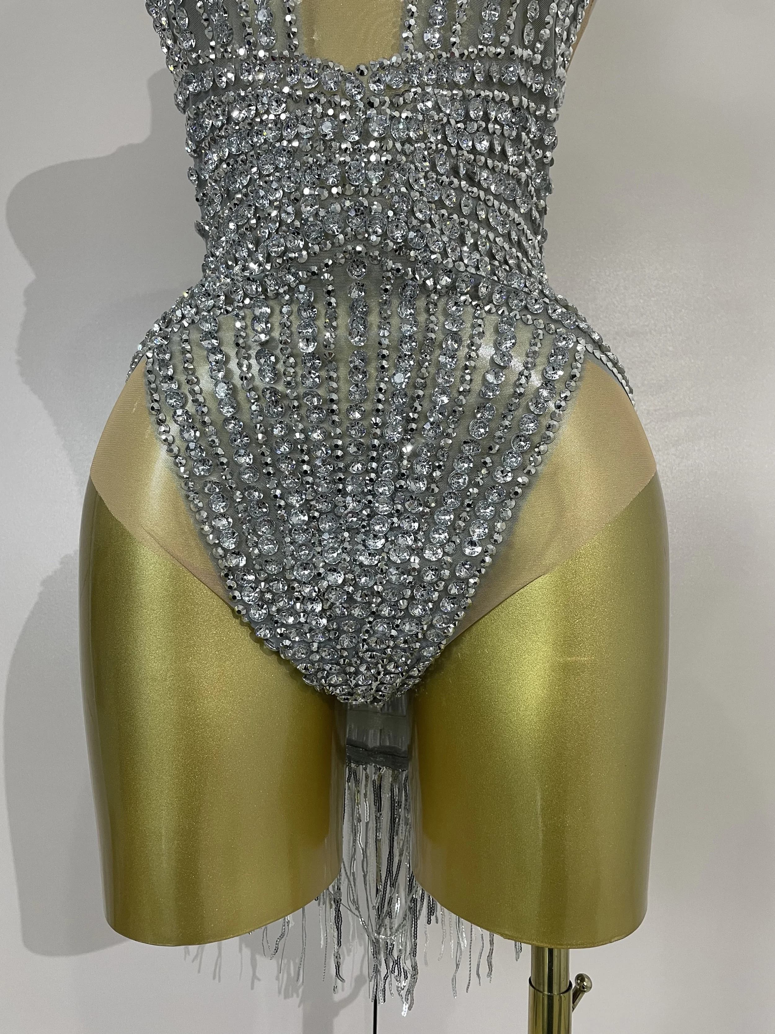 Body en résille transparente de luxe, orné de paillettes argentées et de diamants, avec franges, pou