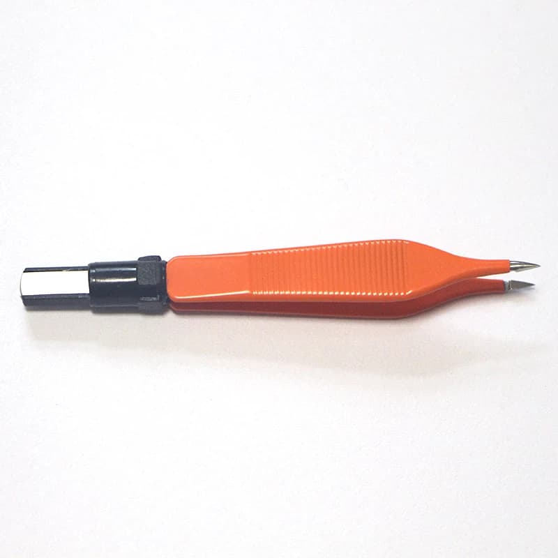 Un nouveau type de forceps de précision pour la chirurgie plastique avec électrocoagulation bipolair