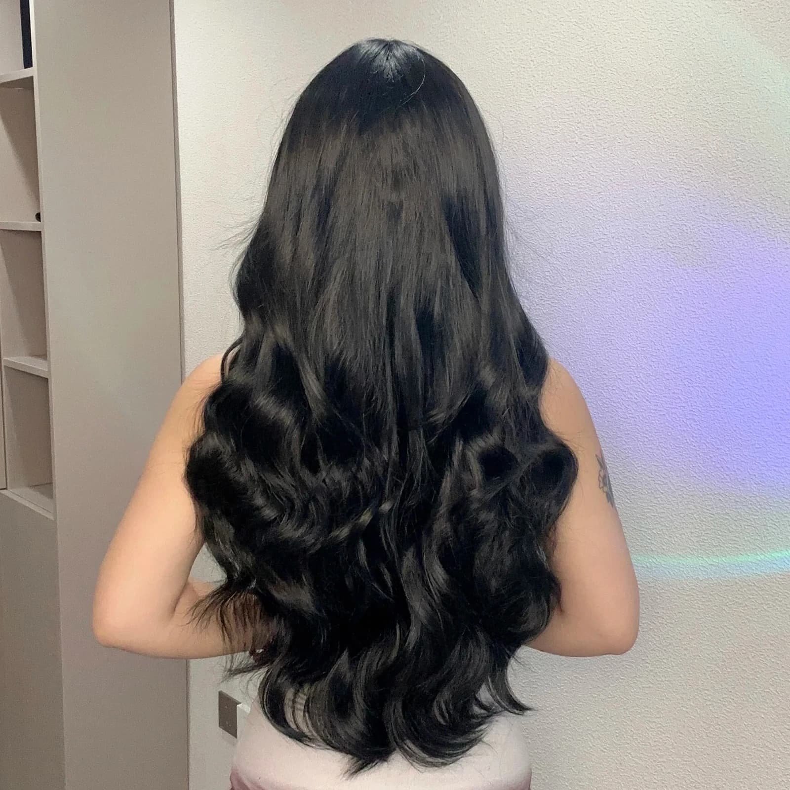 Grosses vagues de perruque synthétique noire longue bouclée pour le cosplay d'Halloween. Le portant 
