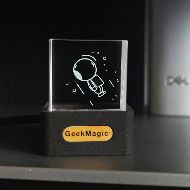GeekMagic GIFTV – décoration de bureau holographique en cristal, Station météo intelligente, horloge