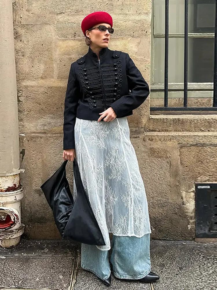 Nouvelle Veste Courte Femme Printemps 2026 Noire à Col Montant Manches Longues Boutons Tressés Coupe