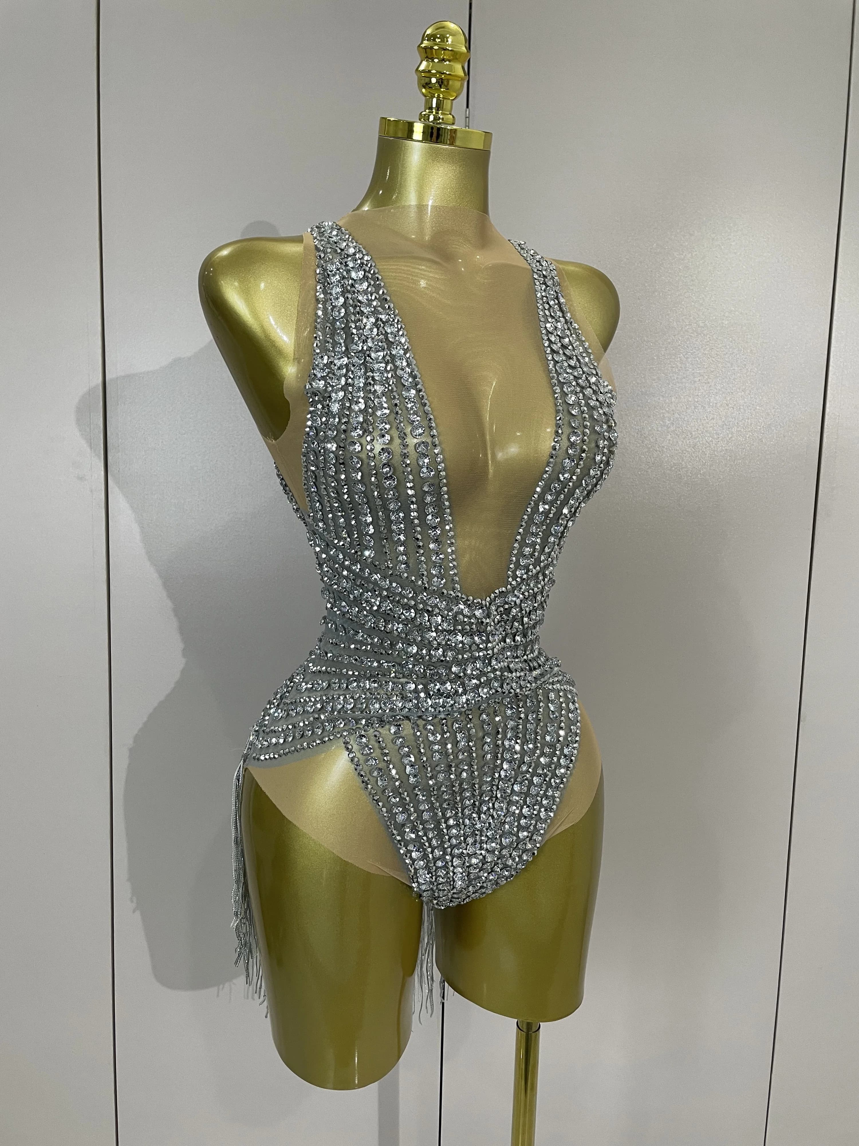 Body en résille transparente de luxe, orné de paillettes argentées et de diamants, avec franges, pou
