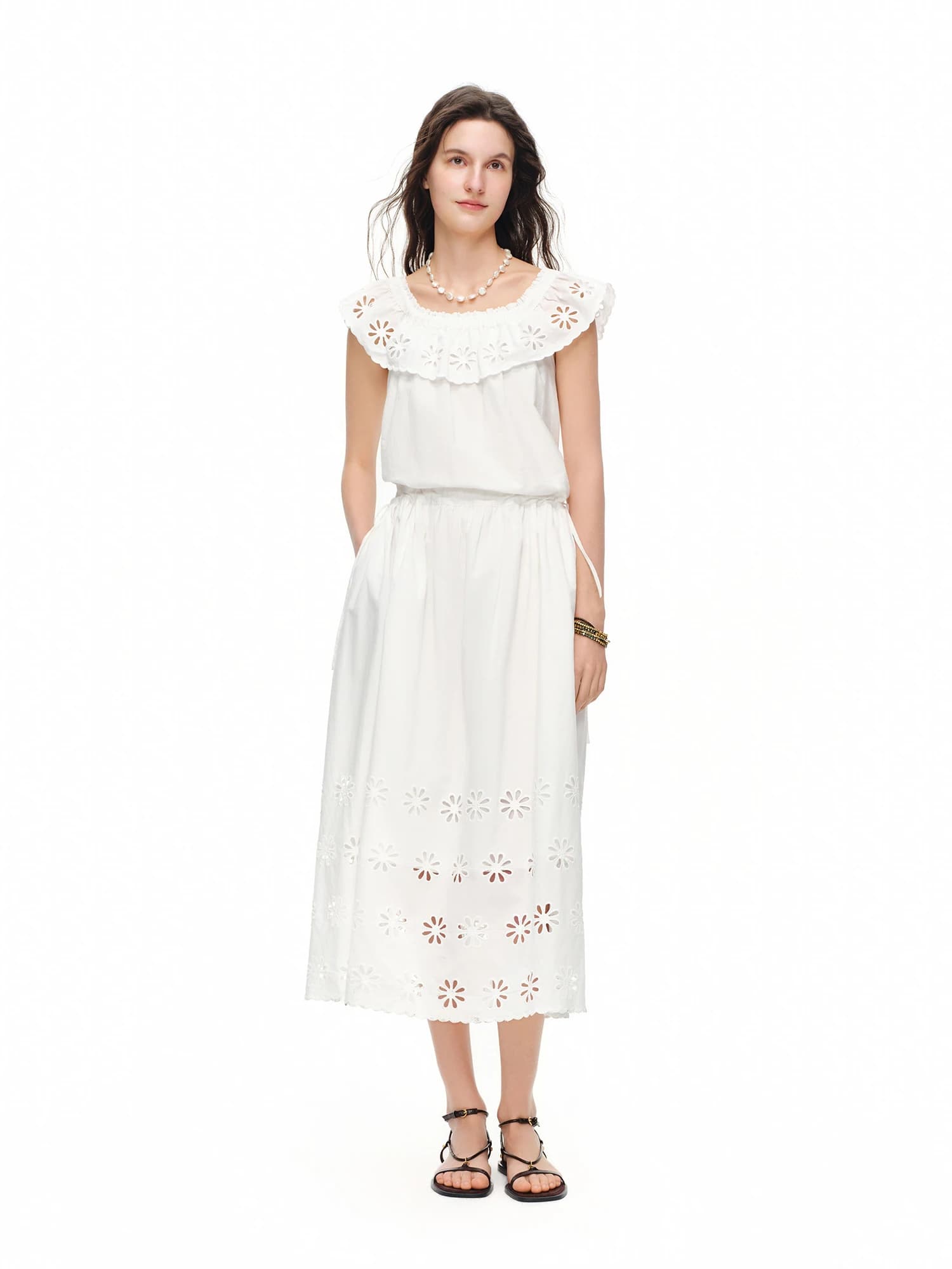 Robe DUSHU florale à épaules dénudées avec broderie et lacets, blanche, coupe trapèze amincissante, 