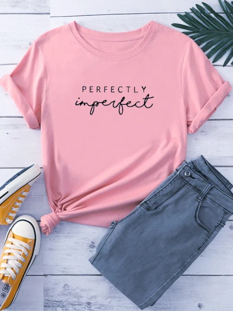 T-shirt manches courtes col rond femme, parfaitement imparfait, avec lettres imprimées
