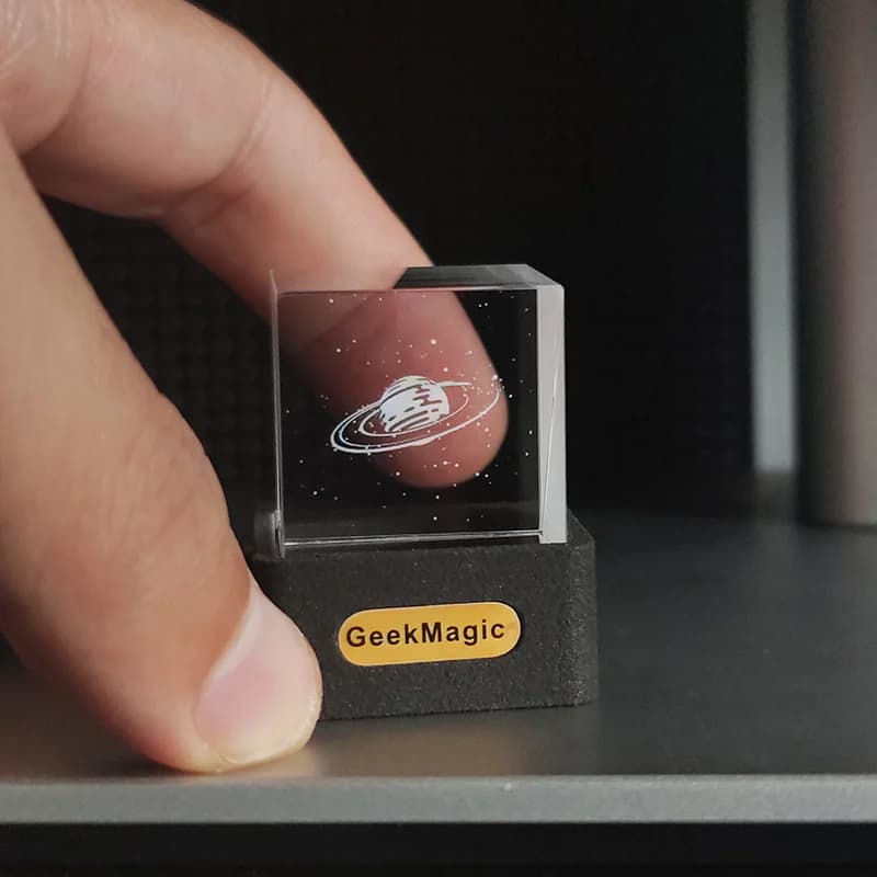GeekMagic GIFTV – décoration de bureau holographique en cristal, Station météo intelligente, horloge