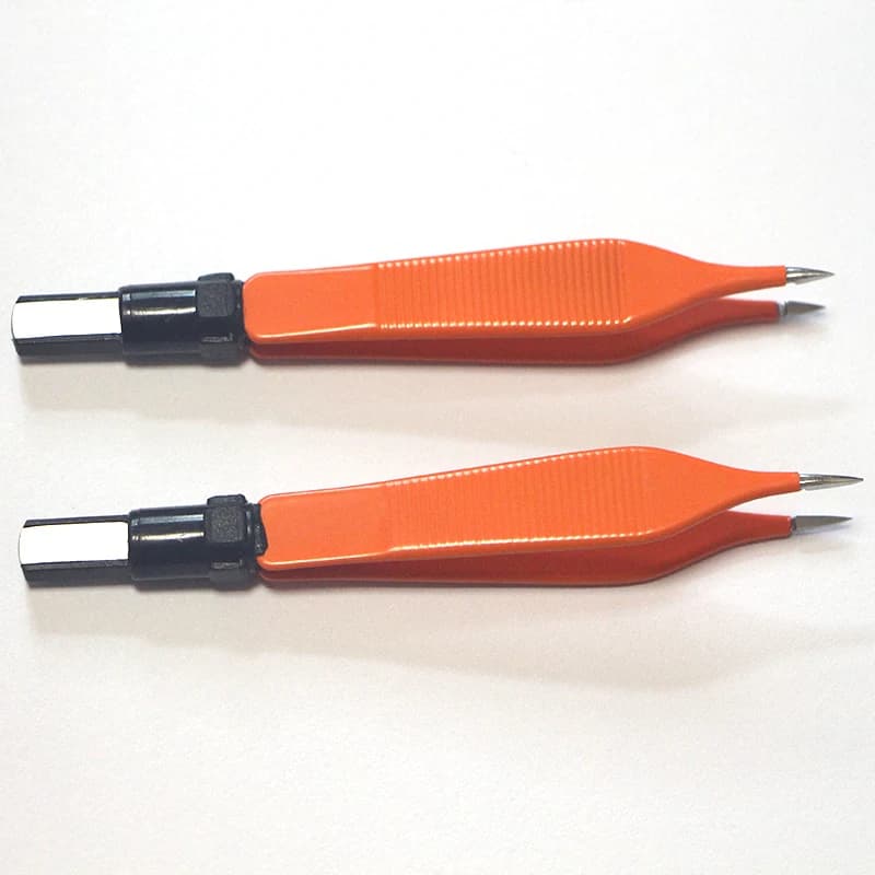 Un nouveau type de forceps de précision pour la chirurgie plastique avec électrocoagulation bipolair