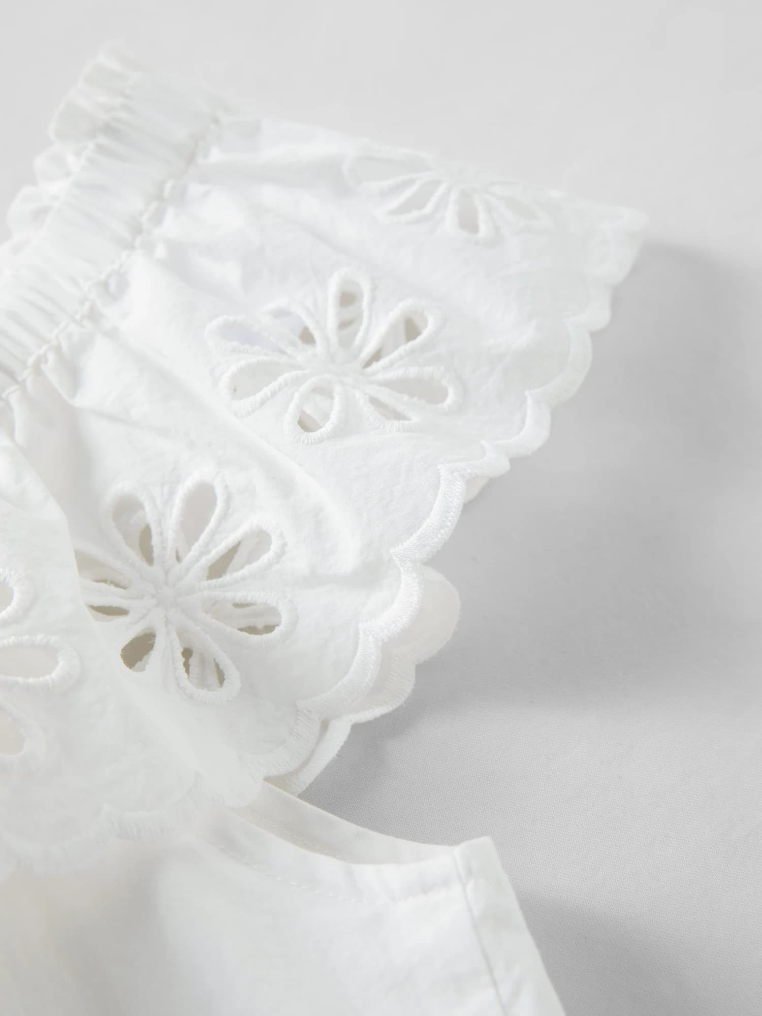 Robe DUSHU florale à épaules dénudées avec broderie et lacets, blanche, coupe trapèze amincissante, 