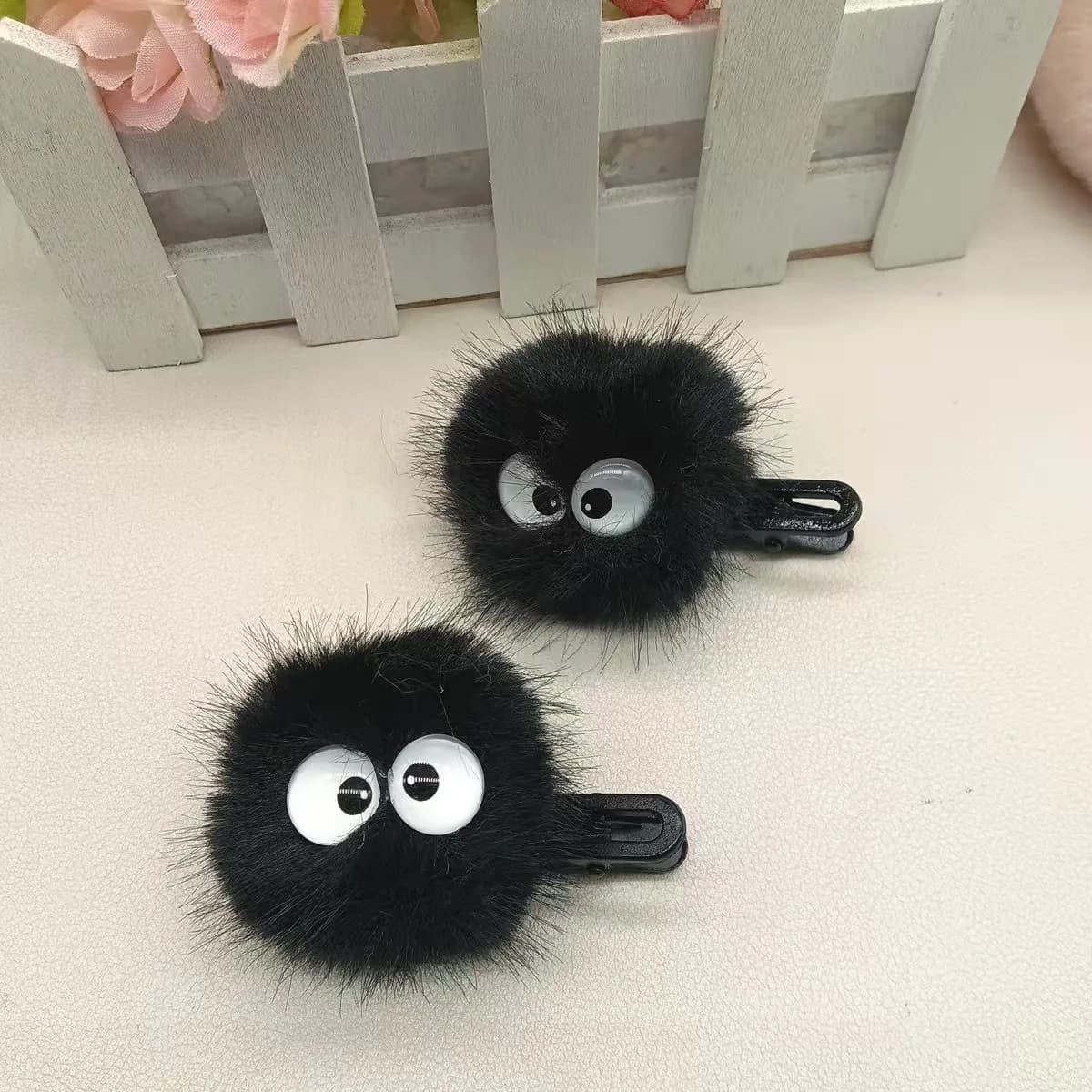 Jolie pince à cheveux noire floue pour femmes – Design de grands yeux, accessoires de cheveux adorab