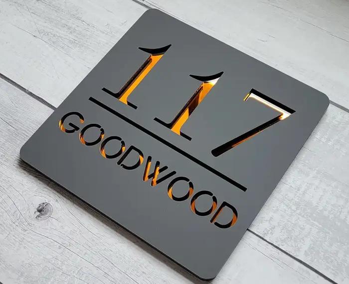 Plaque d'adresse personnalisée en acrylique découpée au Laser