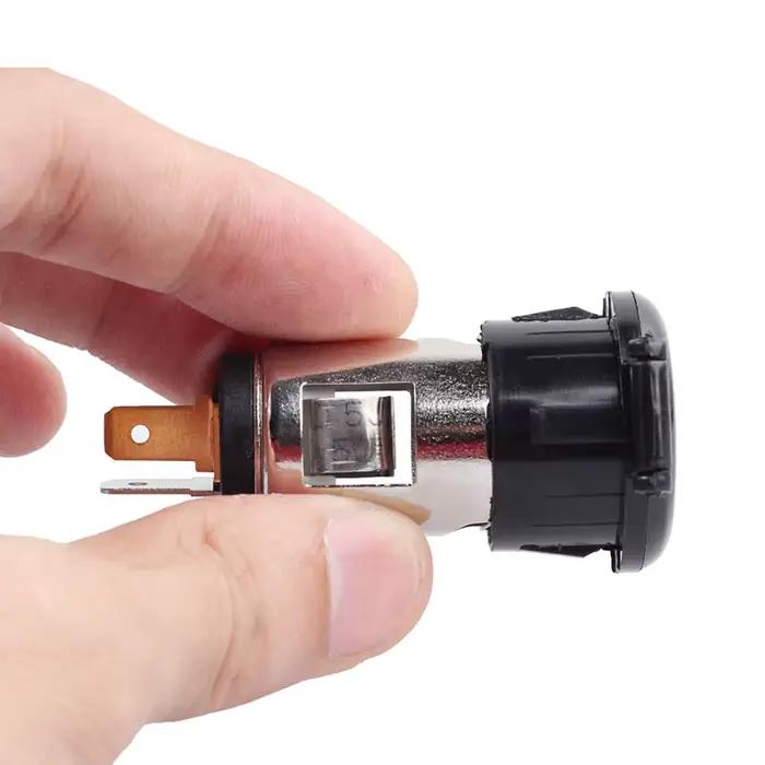 Prise allume-cigare universelle pour automobile