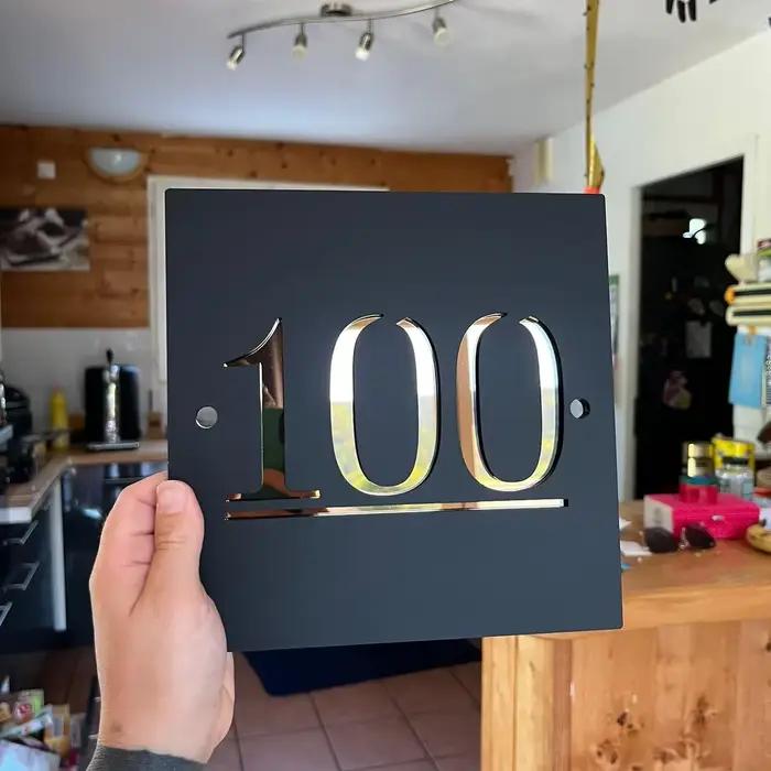 Plaque d'adresse personnalisée en acrylique découpée au Laser